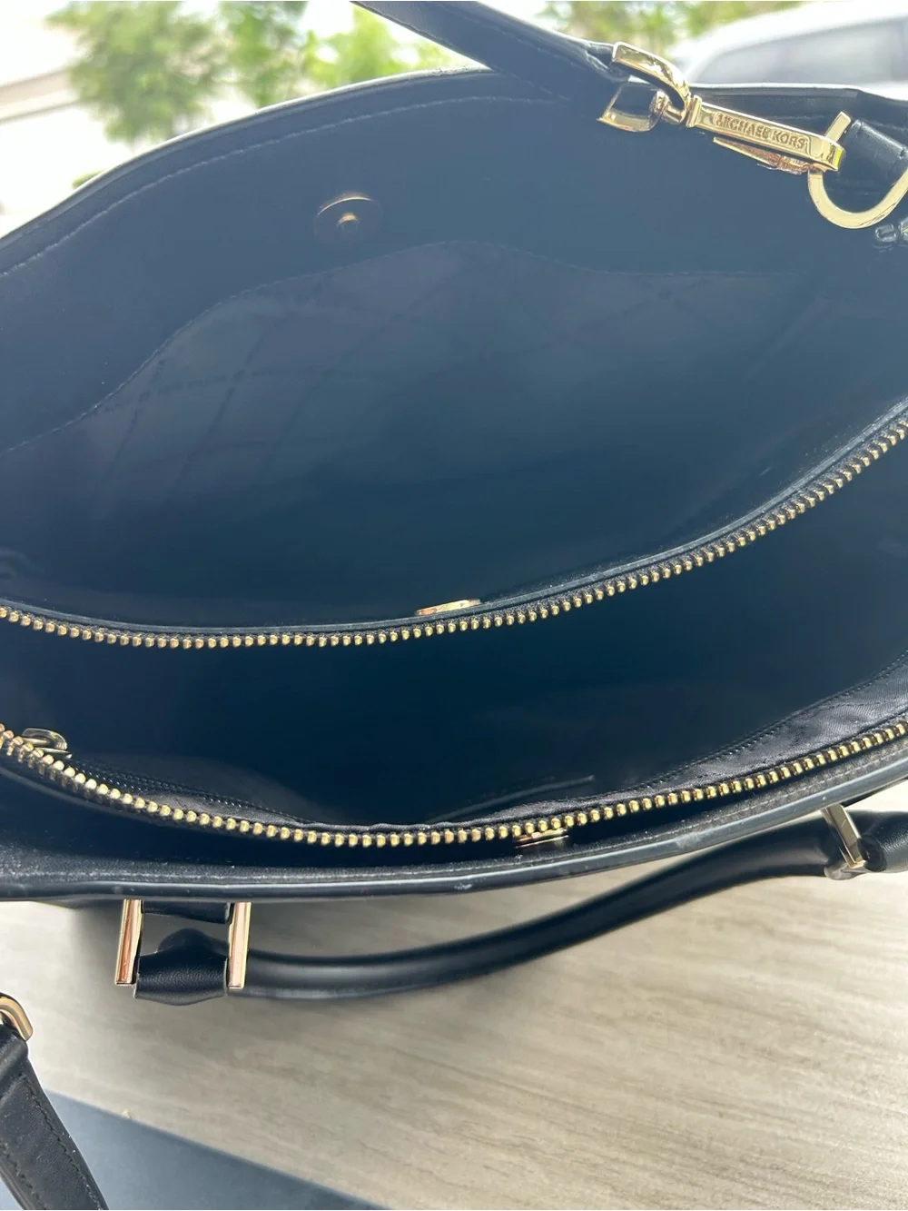 Michael Kors Sheila Medium Satchel Shoulder Bag Center Zip Black